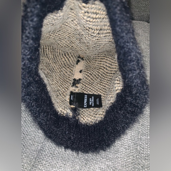 Express black and tan leopard soft fuzzy winter hat with‎ Pom Pom one size - Picture 4 of 6